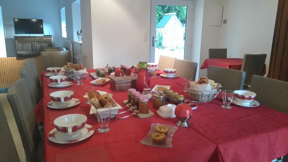 Property building, Living room, Food and drinks, Dining area, Breakfast