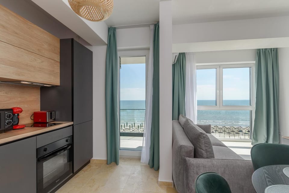 Natural landscape, TV and multimedia, Kitchen or kitchenette, Living room, Seating area, Sea view, microwave, oven