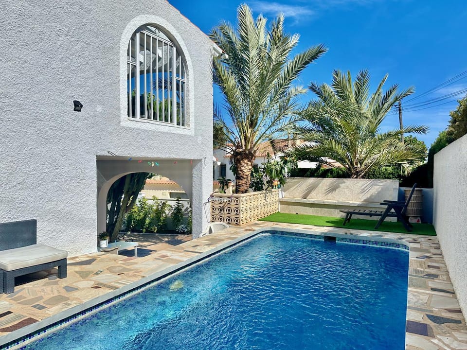 Property building, Day, Swimming pool