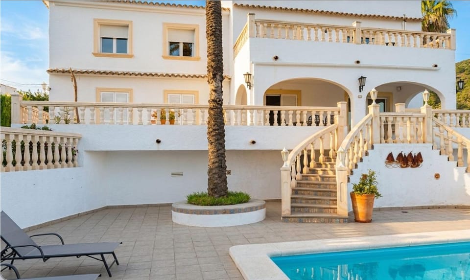 Property building, Patio, Day, Balcony/Terrace, Pool view, Swimming pool, sunbed