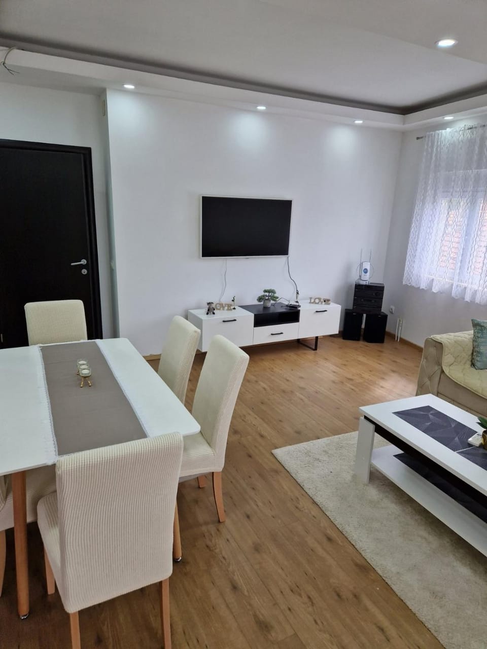 TV and multimedia, Living room, Photo of the whole room, Seating area, Dining area, Evening entertainment
