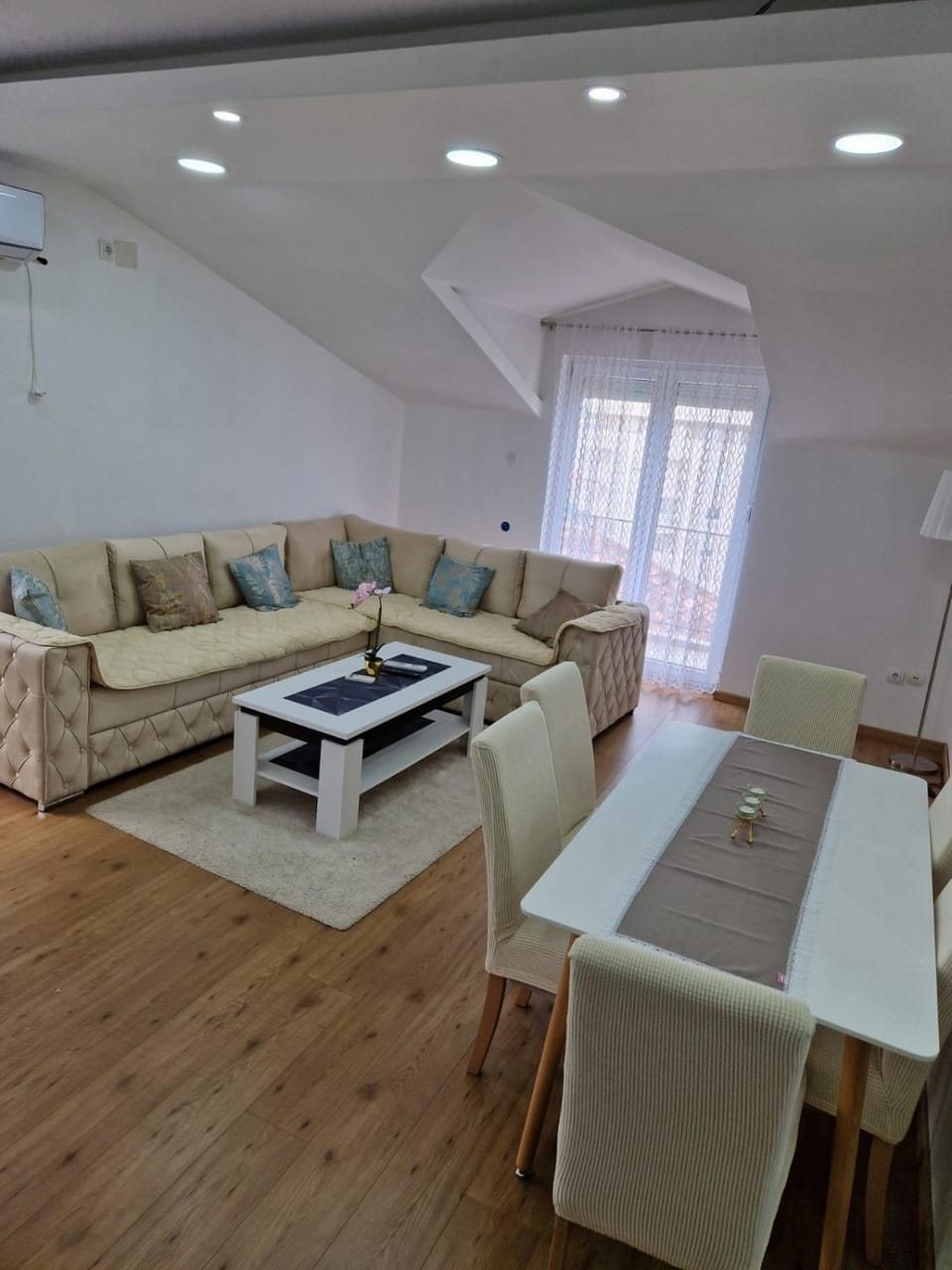 Living room, Seating area, air conditioner