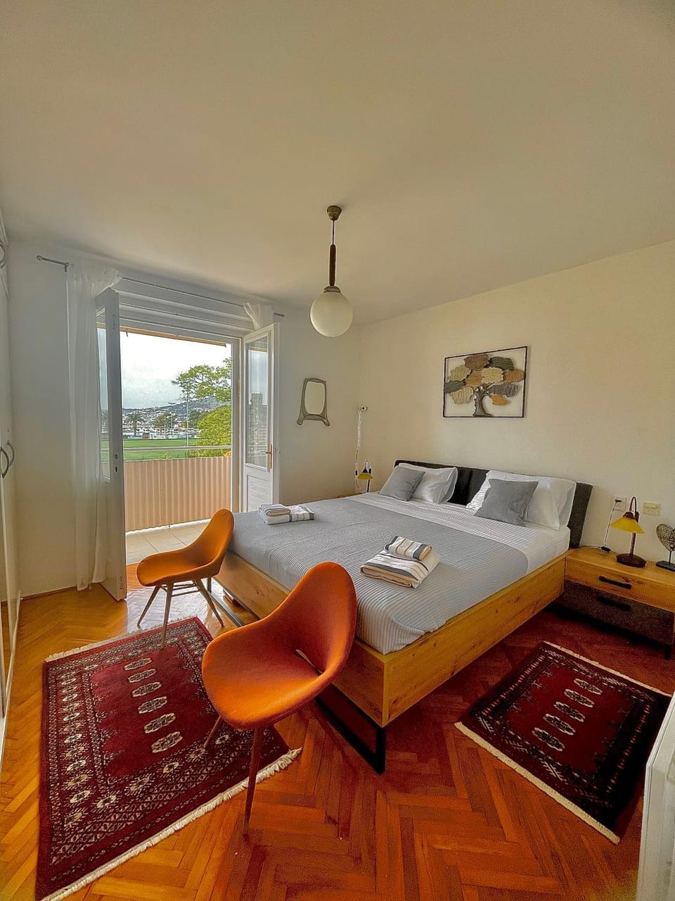 Bed, Seating area, Bedroom
