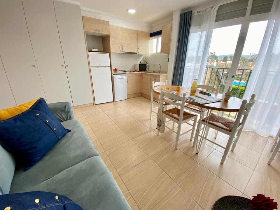 Kitchen or kitchenette, Seating area, Dining area, minibar