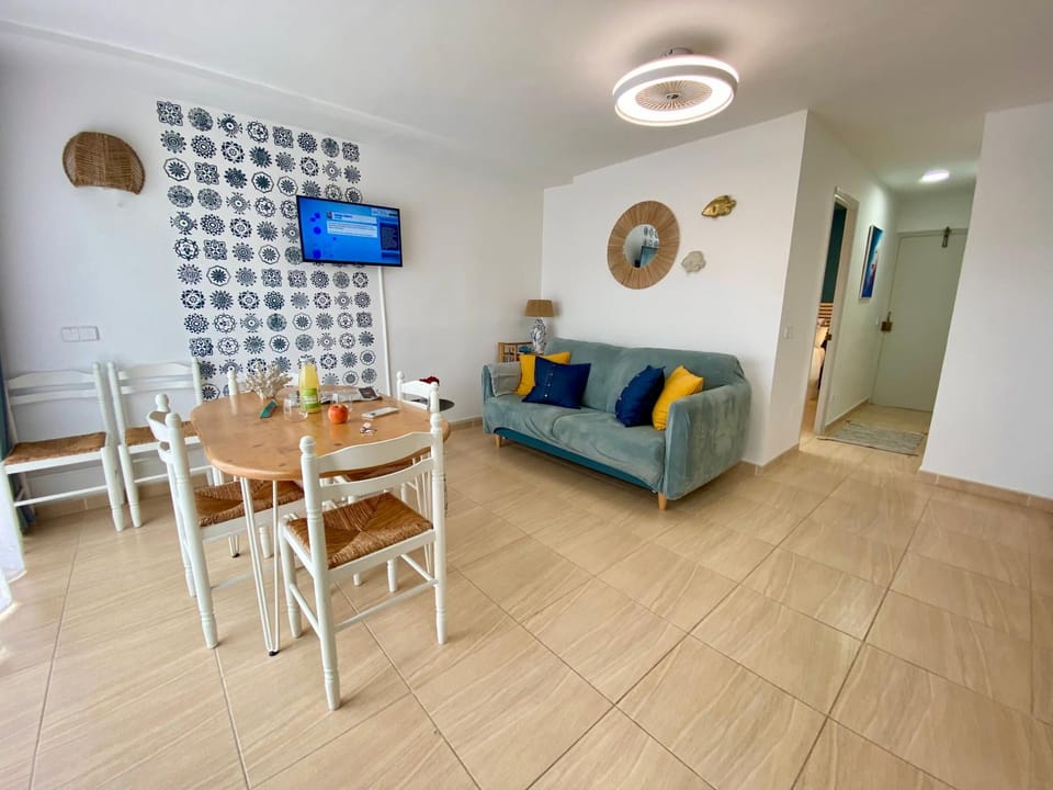 TV and multimedia, Seating area, Dining area, fireplace
