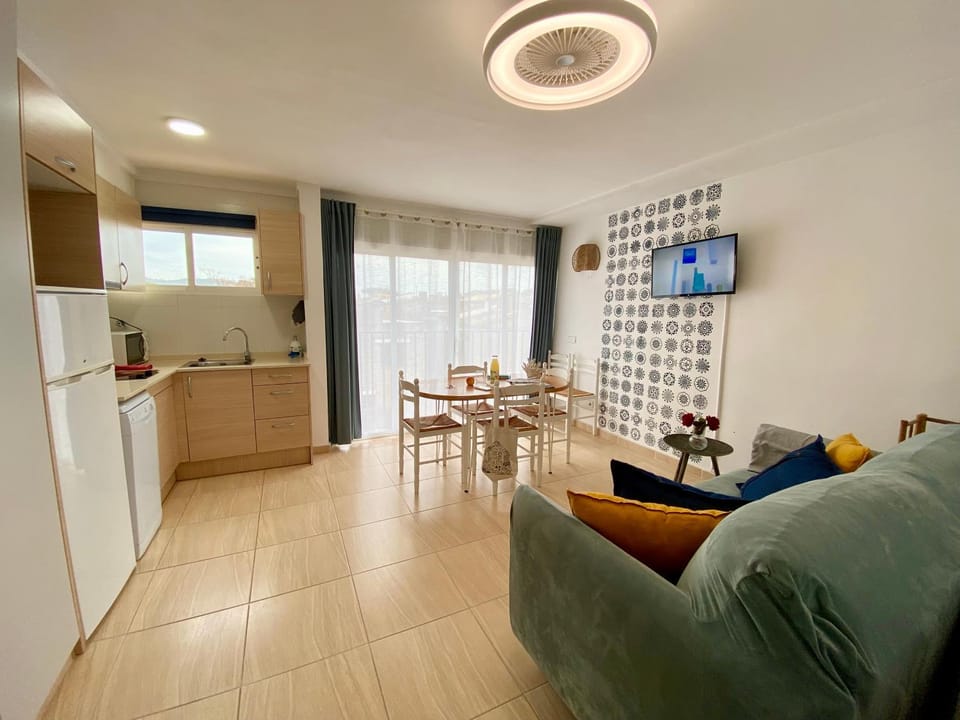 TV and multimedia, Kitchen or kitchenette, Living room, Seating area