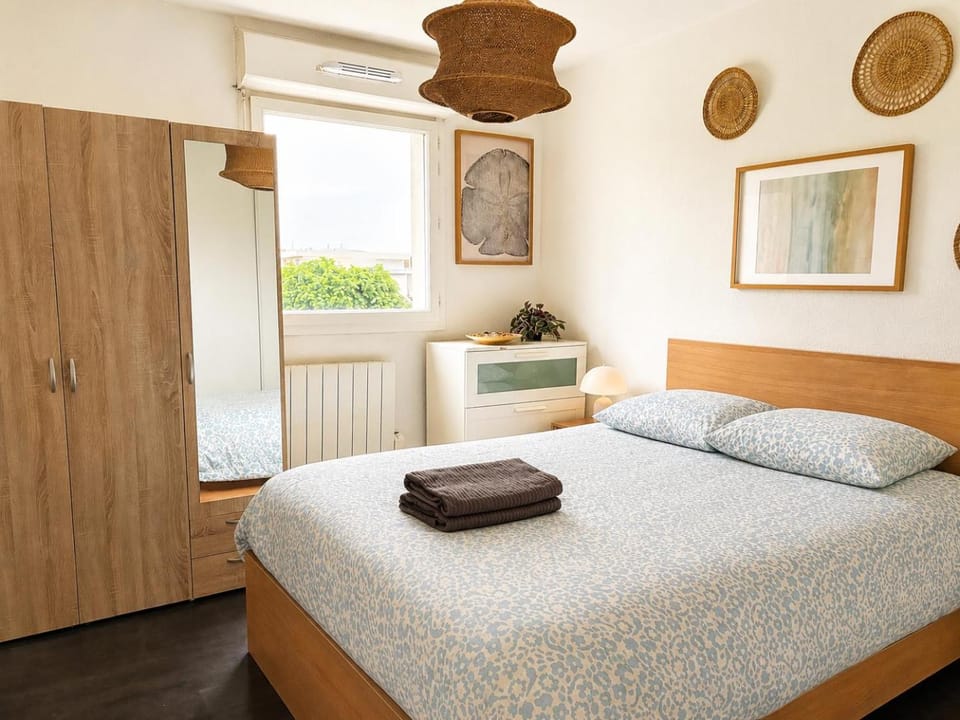 Bed, Night, Photo of the whole room, Bedroom, cot