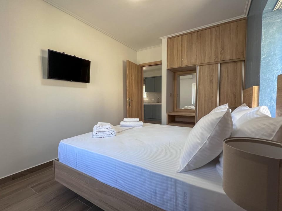 Bed, TV and multimedia, Photo of the whole room, Bedroom, towels, wardrobe