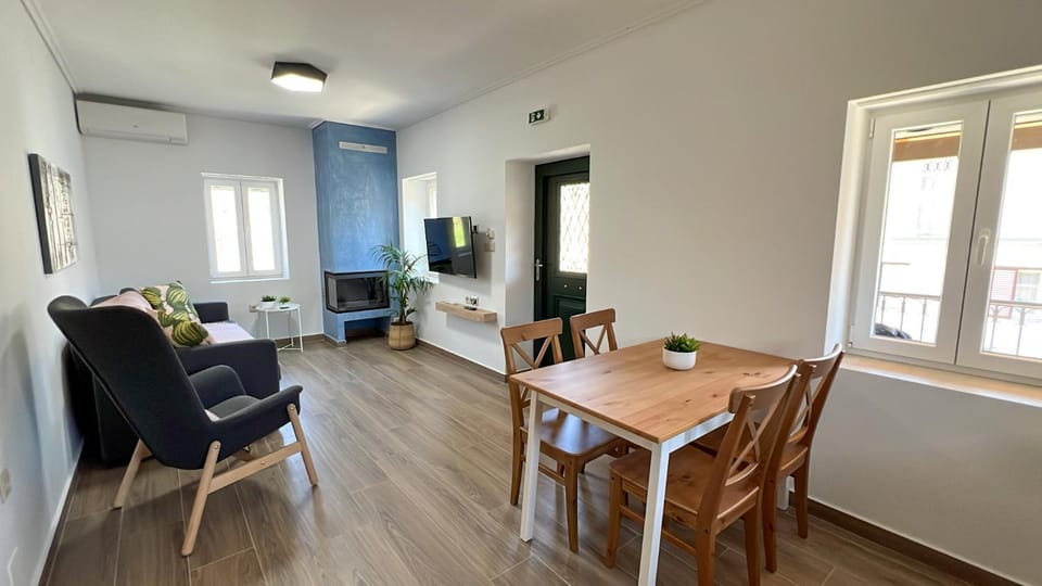 TV and multimedia, Living room, Seating area, Dining area