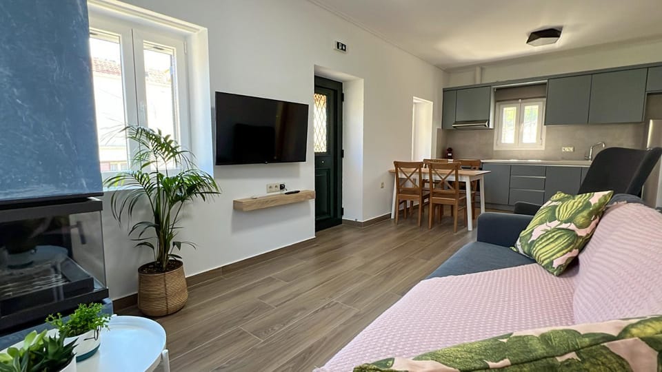 TV and multimedia, Kitchen or kitchenette, Living room, Seating area, Dining area
