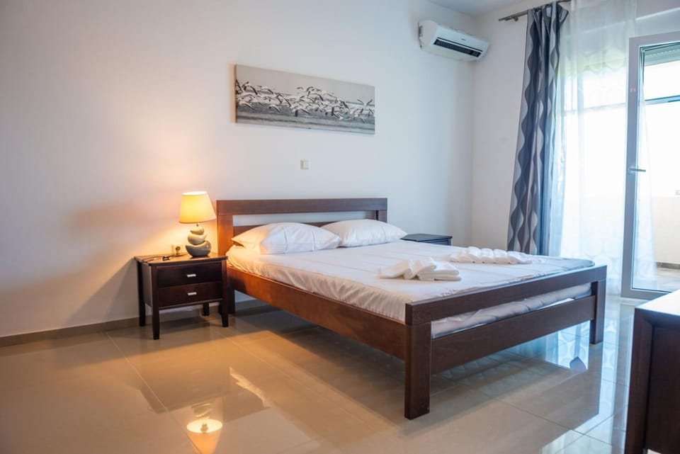 Bed, Photo of the whole room, towels