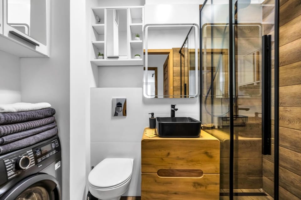 Shower, Toilet, Bathroom, towels, washing machine
