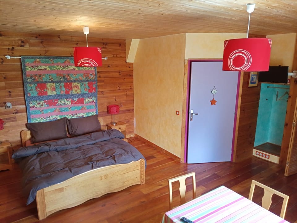 Photo of the whole room, Bedroom