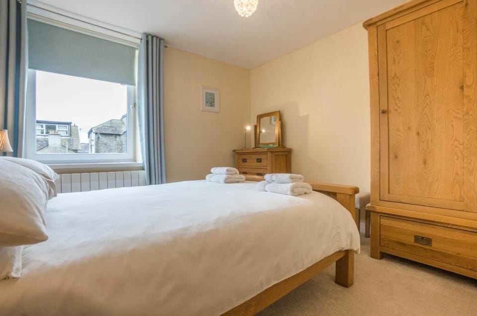 Bed, Bedroom, towels, wardrobe