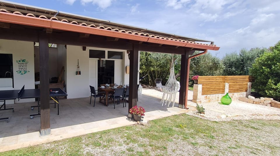 Property building, Table tennis, View (from property/room), Dining area, Parking, sunbed