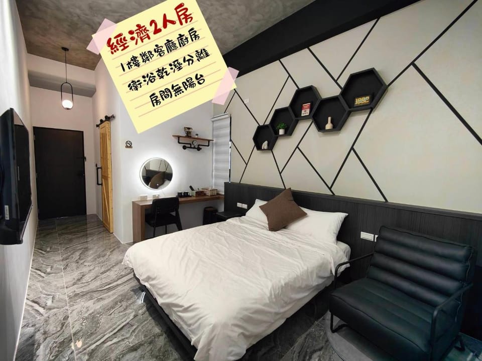 Photo of the whole room, Bedroom