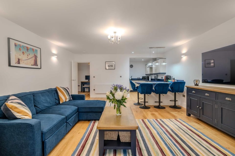 Spacious Modern 2-bed Parking & Wi-Fi & 65"OLED Apartment in Bristol
