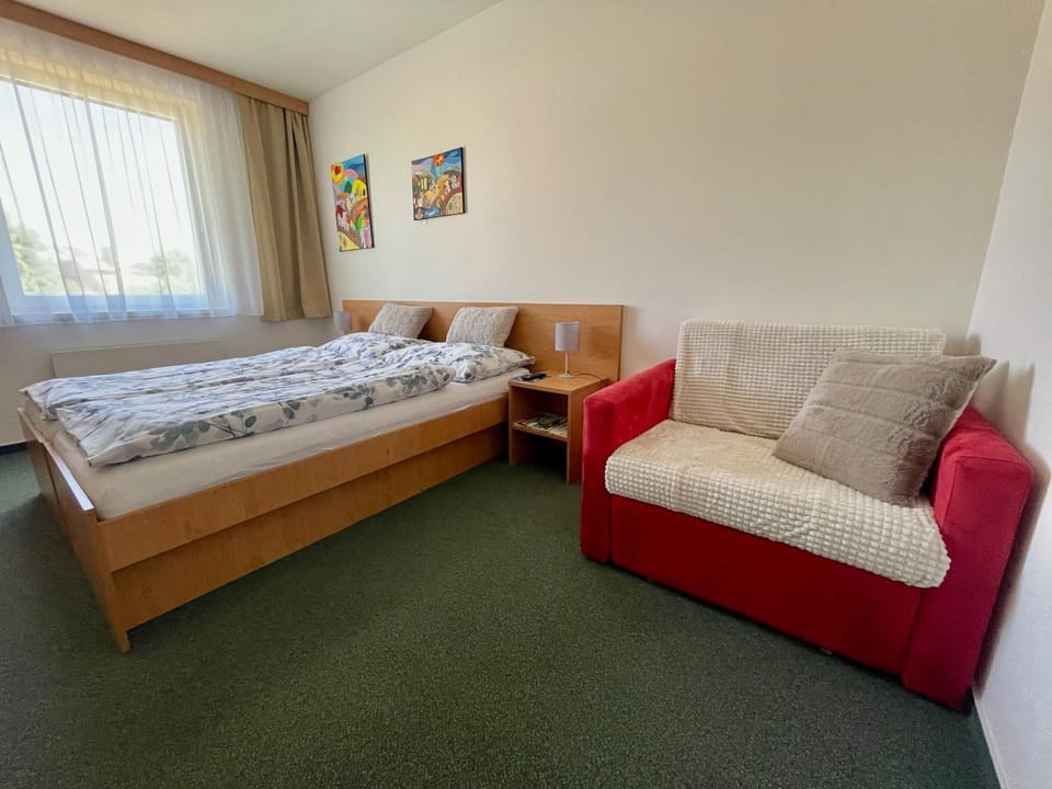 Bed, TV and multimedia, Bedroom