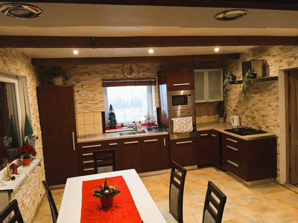 Kitchen or kitchenette, microwave, oven, kitchen, kitchen