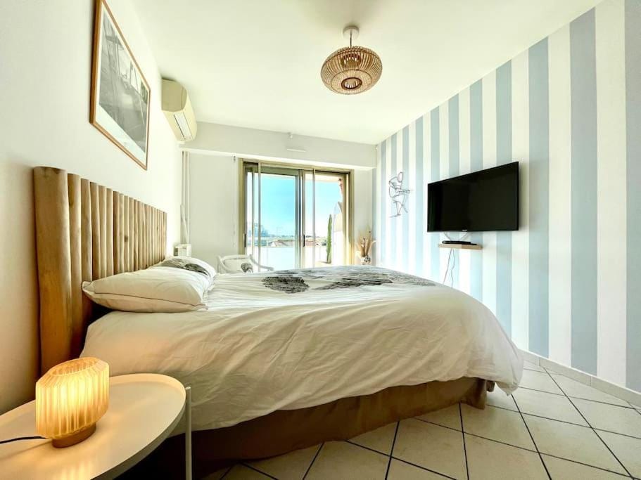Bed, TV and multimedia, Photo of the whole room, Bedroom