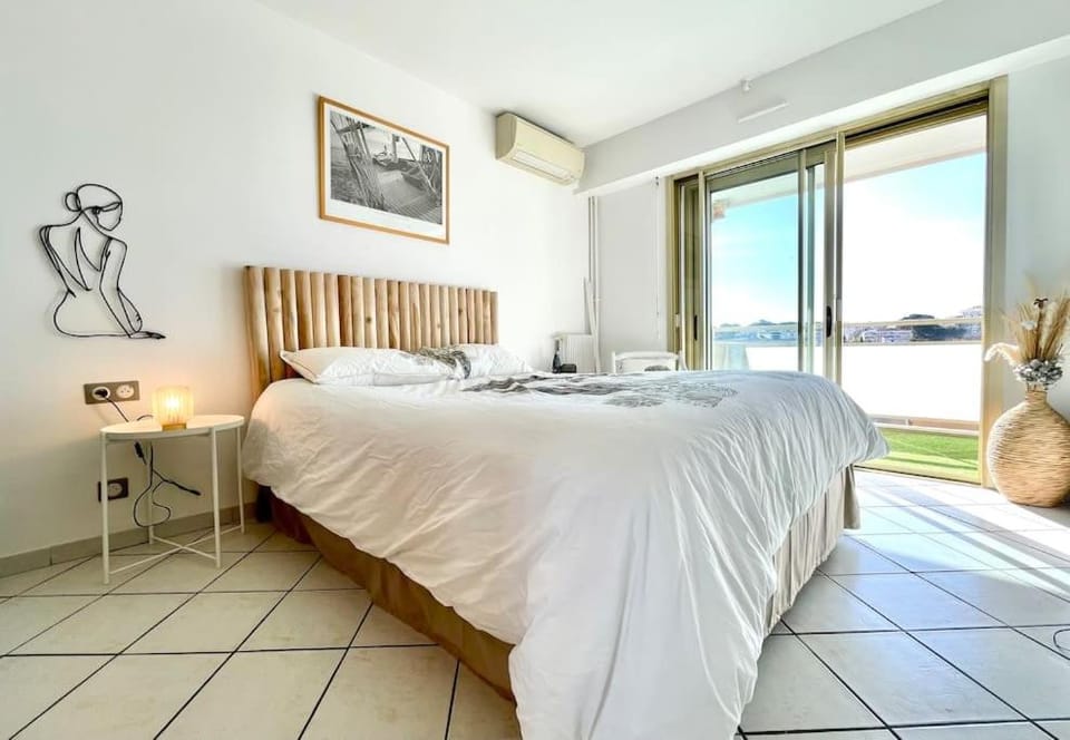 Bed, Photo of the whole room, Bedroom, air conditioner