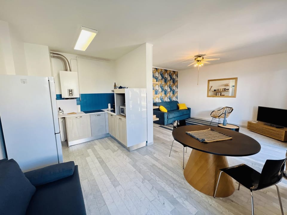 Kitchen or kitchenette, Living room, Dining area