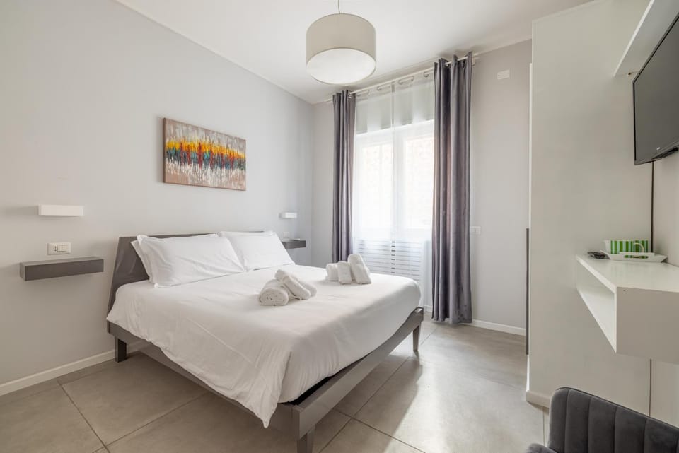 Bed, TV and multimedia, Bedroom