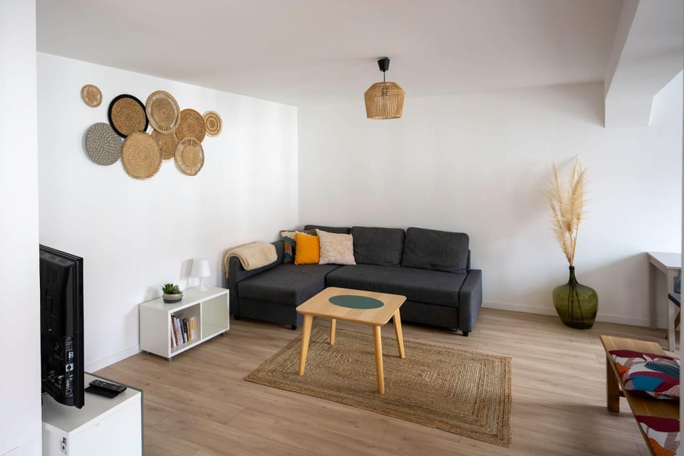 TV and multimedia, Living room, Decorative detail, Seating area