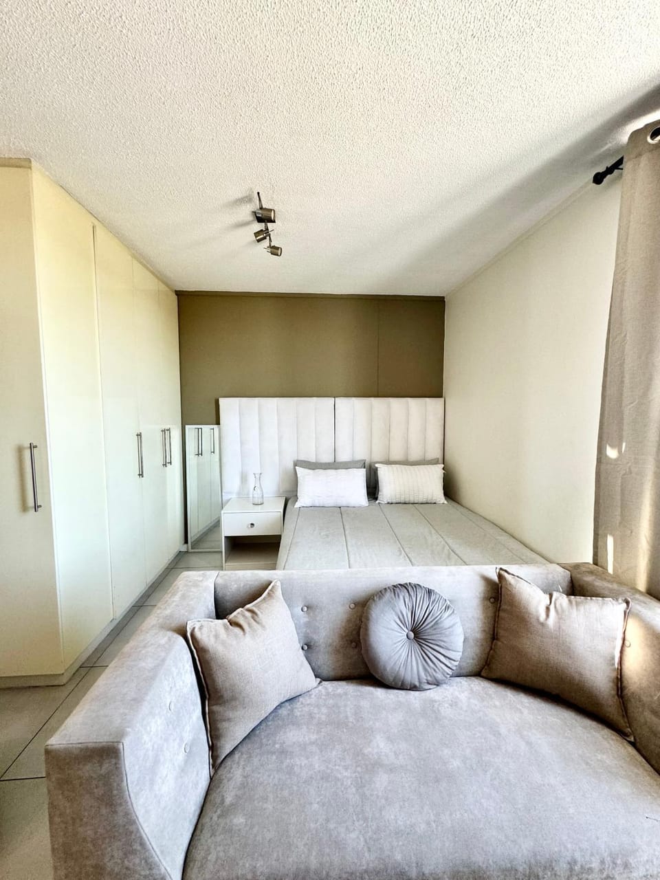 Bed, Photo of the whole room, Seating area, Bedroom