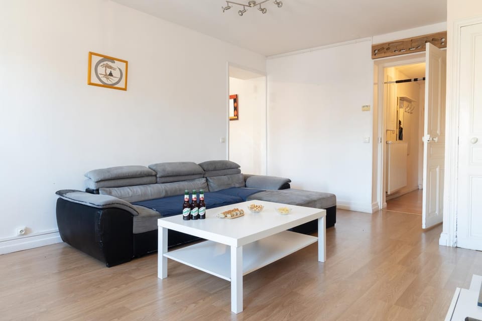 Living room, Lounge or bar, Seating area, Seasons