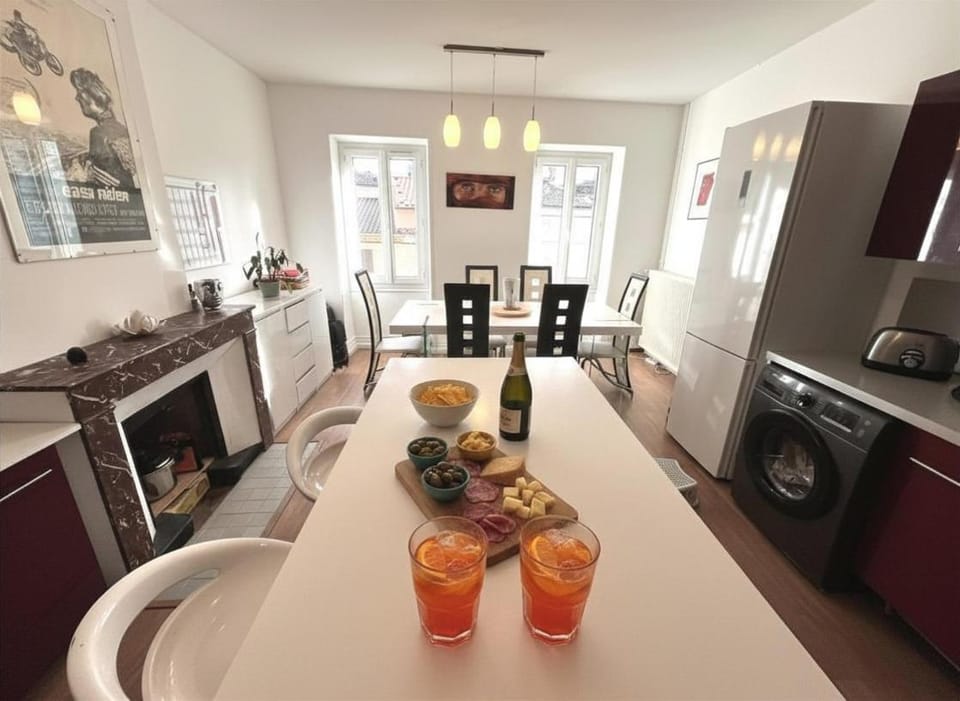 Kitchen or kitchenette, Dining area, stove