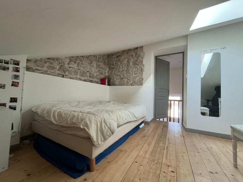 Photo of the whole room, Bedroom