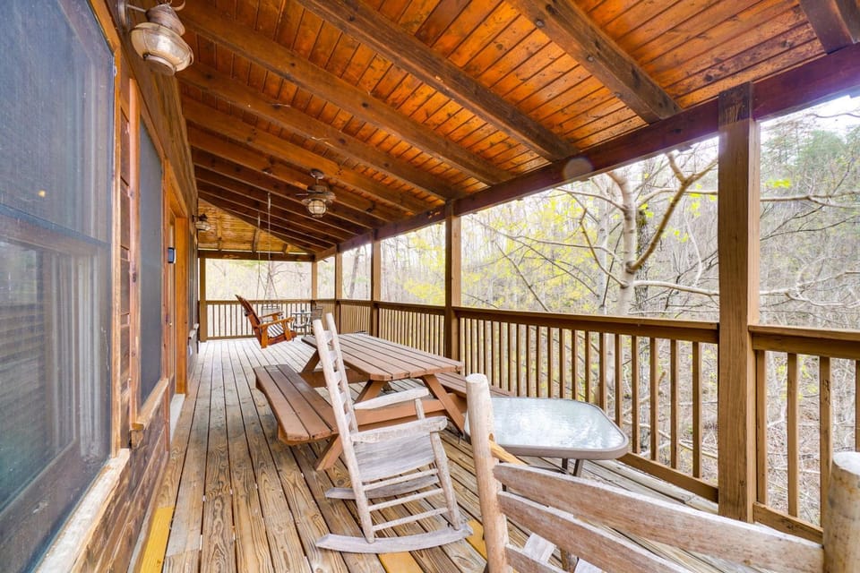 Sevierville Cabin w/ Hot Tub ~ 4 Mi to Nat’l Park! Cabin in Sevier County