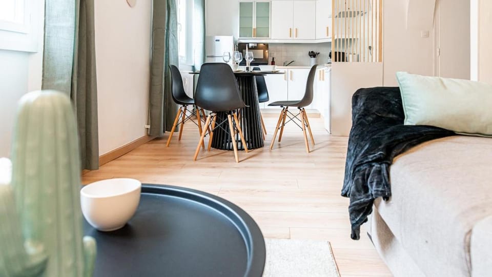 Bed, Living room, Seating area, Dining area