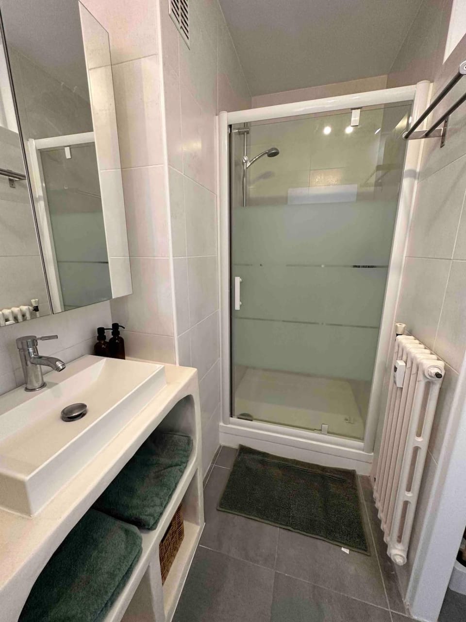 Shower, towels