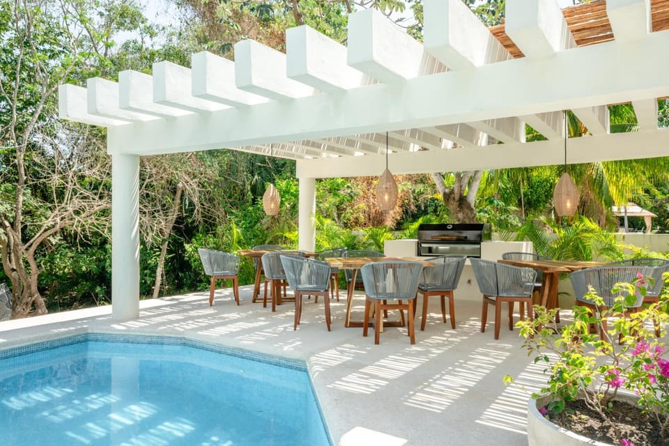 Patio, Dining area, Swimming pool, sunbed