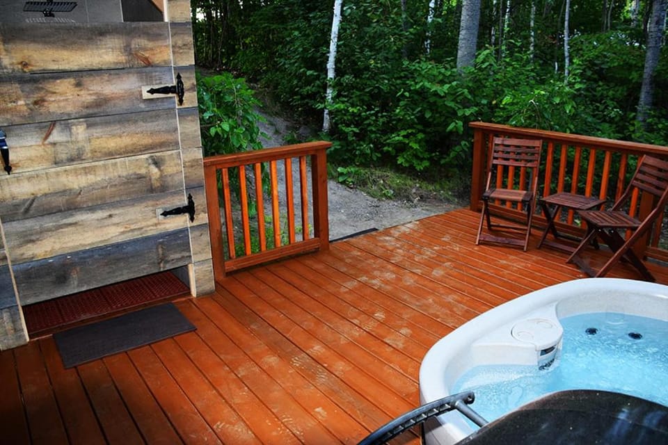 Footprints Resort Hotel in Hastings Highlands
