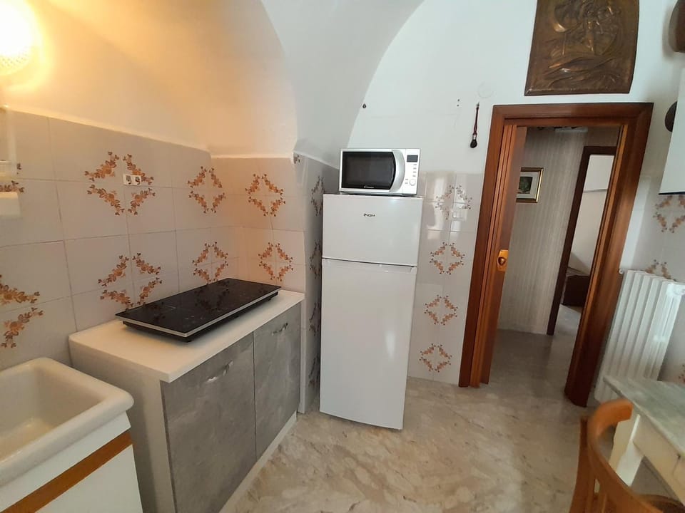 Kitchen or kitchenette, minibar
