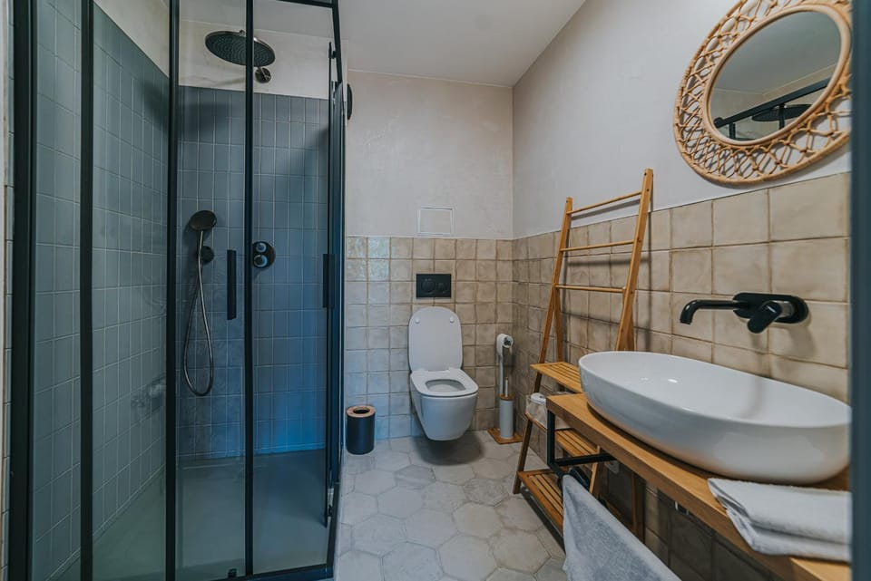 Shower, Toilet, Bathroom, towels