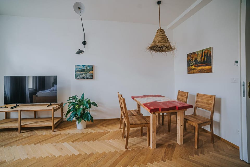 TV and multimedia, Seating area, Dining area