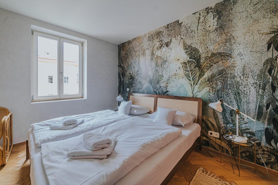 Bed, Bedroom, towels