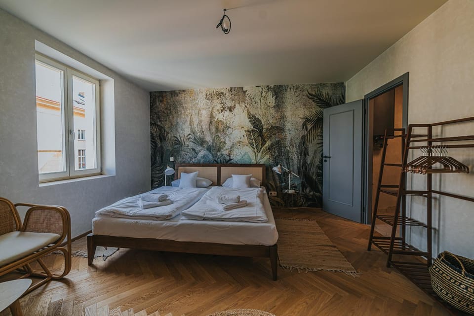 Bed, Bedroom, towels