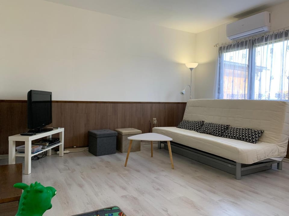 Communal lounge/ TV room, Living room, Seating area, air conditioner