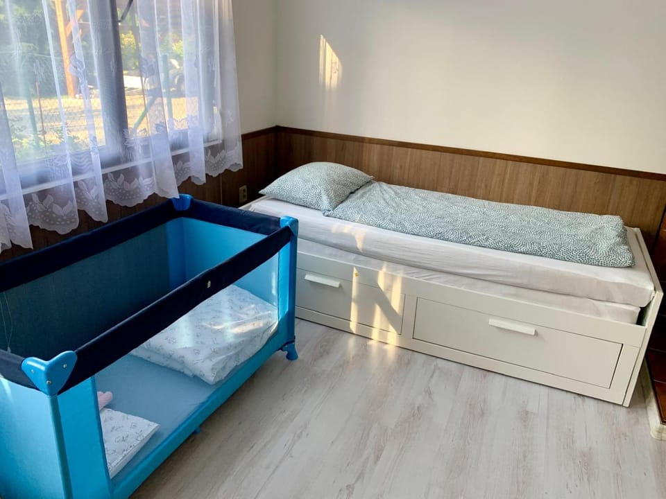 Bed, Living room, cot