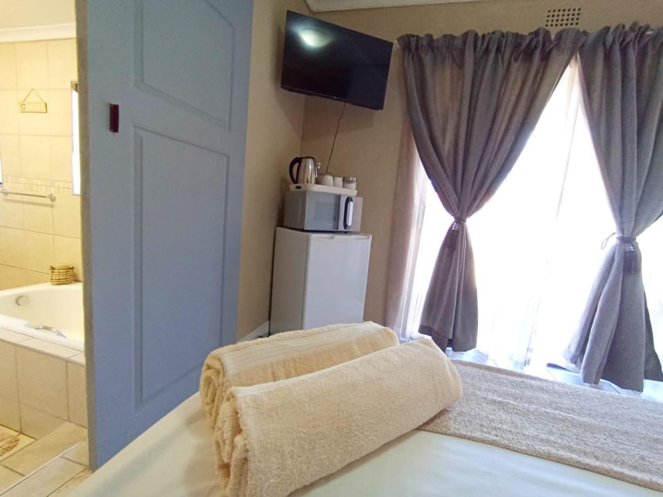 Bed, TV and multimedia, Photo of the whole room, towels