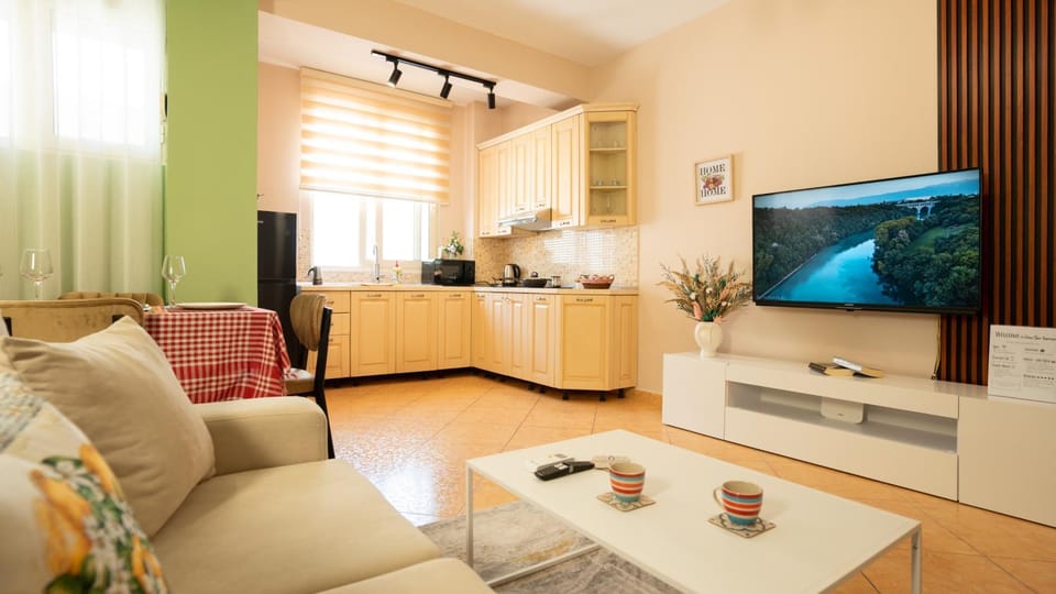 TV and multimedia, Coffee/tea facilities, Kitchen or kitchenette, Living room, Seating area, Dining area, microwave