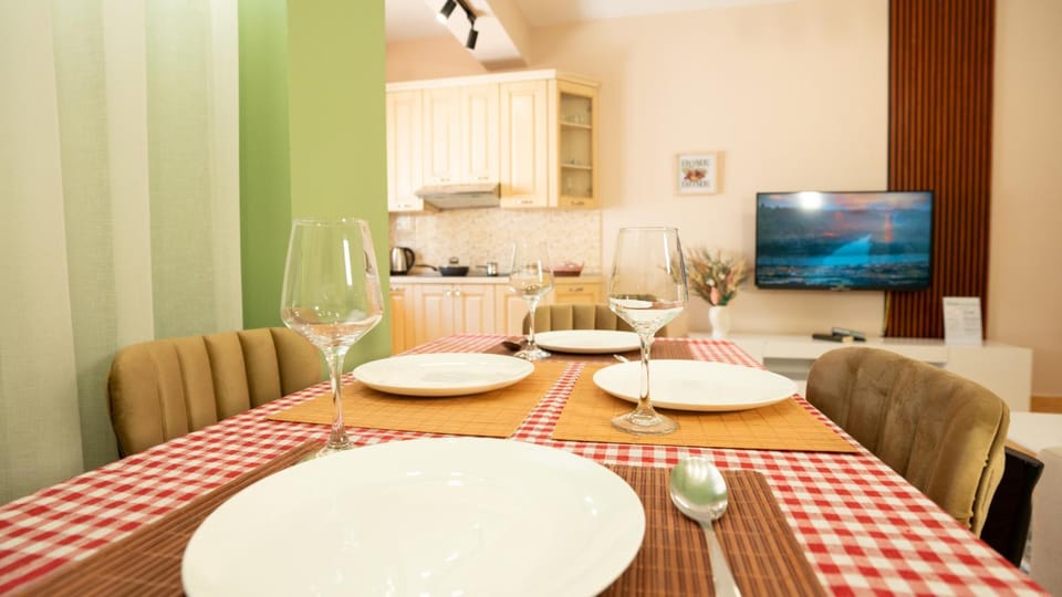 TV and multimedia, Kitchen or kitchenette, Living room, Food and drinks, Seating area, Dining area