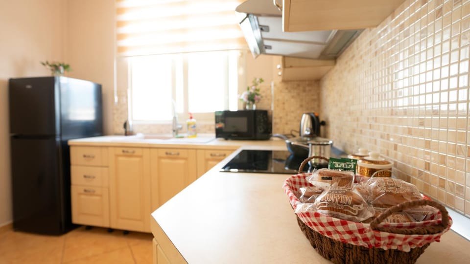Coffee/tea facilities, Kitchen or kitchenette, Dining area, microwave, stove