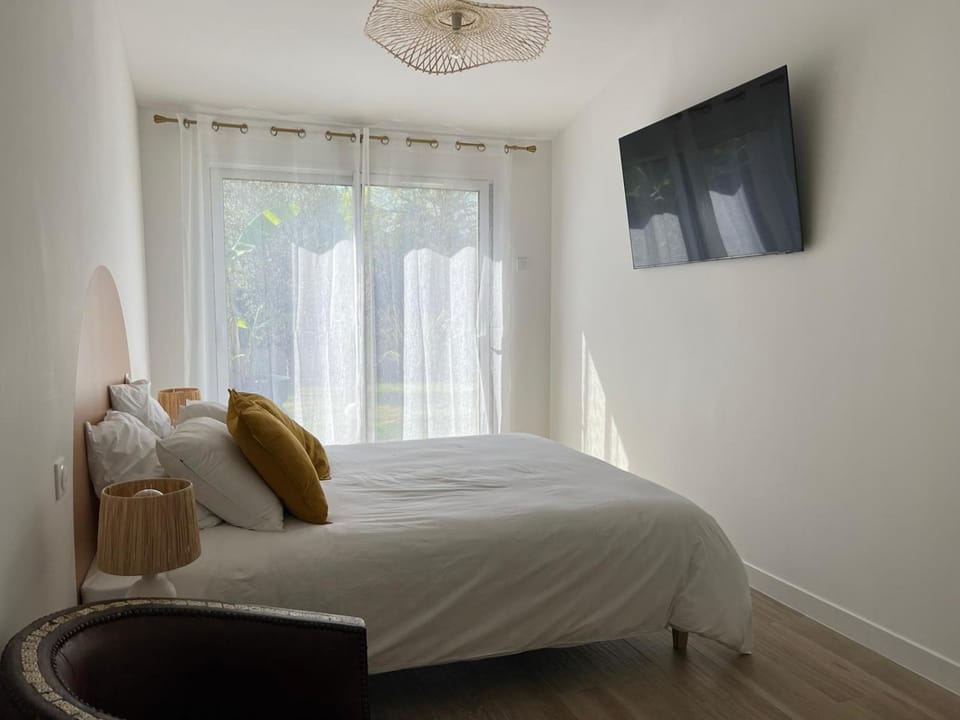 Bed, TV and multimedia, Bedroom