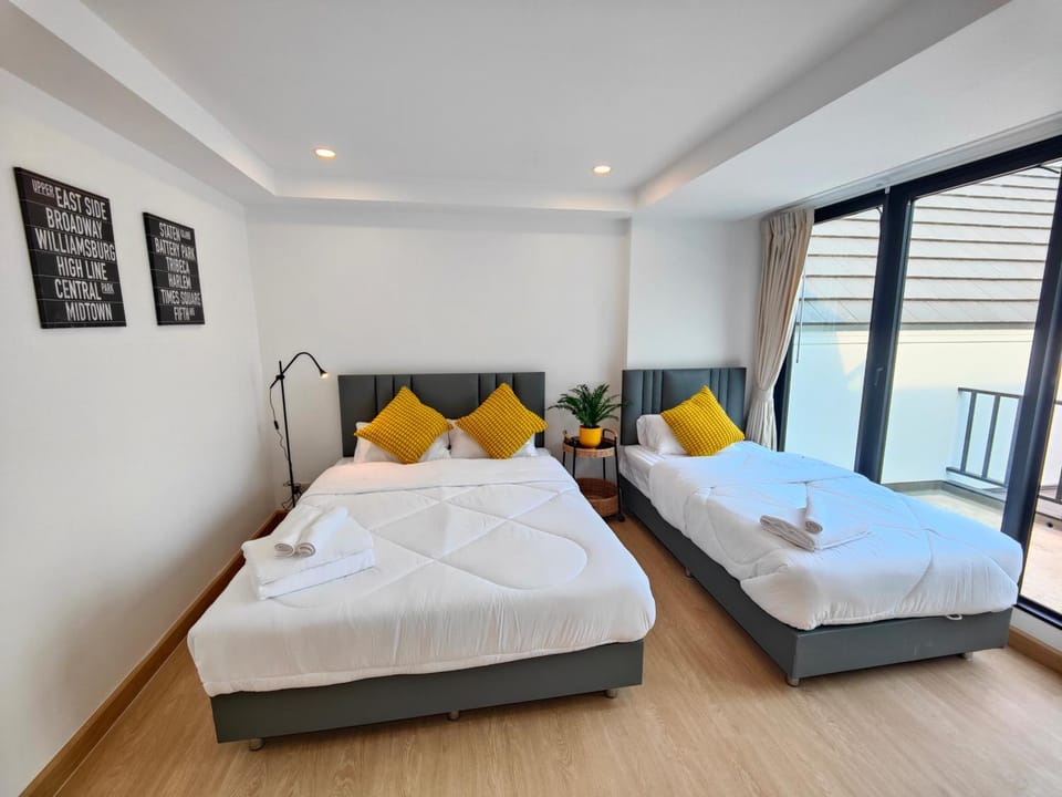 Bed, Photo of the whole room, Bedroom, towels